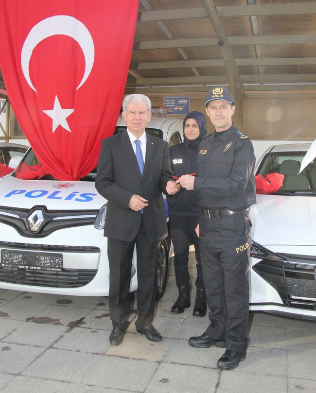KOSBİ Yönetim Kurulu Başkanı Kamil Porsuk, Kemalpaşa İlçe Emniyet Müdürü Serdar Pehlivan’a ilk aracı telsim etti. 