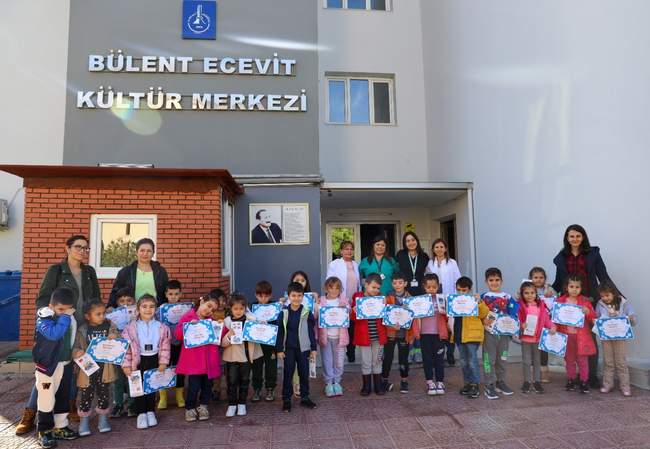 Karşıyaka Belediyesi’nin sağlık alanında hayata geçirdiği en önemli projelerden biri olan Çocuk Ağız ve Diş Sağlığı Merkezi’nde Ağız ve Diş Sağlığı Haftası kapsamında belediyeye bağlı anaokullarında eğitim gören 180 çocuğun taraması gerçekleştirildi. Eğitim gören diğer öğrencilerin taramalarının da kısa sürede tamamlanması planlanıyor.