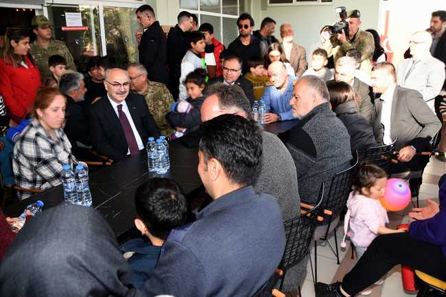 İzmir Valisi Yavuz Selim Köşger, deprem bölgelerinden gelen vatandaşlar ile görüşmek ve ilçe mülki amirlerinden vatandaşların durumları hakkında bilgi almak amacıyla Foça’ya geldi.