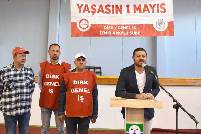 Foça Belediye Başkanı Fatih Gürbüz ve belediye işçileri, 1 Mayıs Emek ve Dayanışma Günü’nde buluştu.