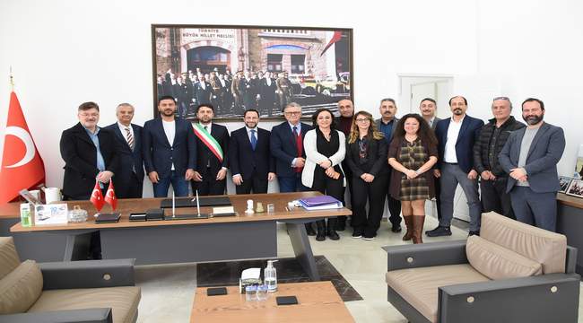 Ascea Belediye Başkan Yardımcısı Stefano Sansone ile kardeş şehir protokolüne imza atan Foça Belediye Başkanı Fatih Gürbüz: Foça’ya önemli faydalar sağlayacağına yürekten inandığımız proje kapsamındaki protokole imza atmaktan dolayı çok mutluyuz!