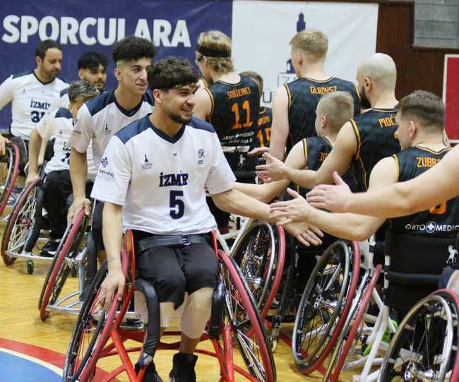 İzmir’de bugün sona erecek IWBF (Uluslararası Tekerlekli Sandalye Basketbol Federasyonu) EUROCUP 2 mücadelesinde İzmir Büyükşehir Belediyesi Gençlik ve Spor Kulübü, Orto-Medico Scyzory Kielce’yi 60-35 yendi ve 3 maçta 2 galibiyet alarak grup sıralamasında ikinci oldu. 