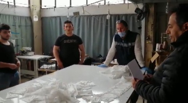 2020/03/1585084055__el_dezenfektani_uereten_tinerci_ve_merdiven_alti_maske_imalatina_baskin_(1).jpg