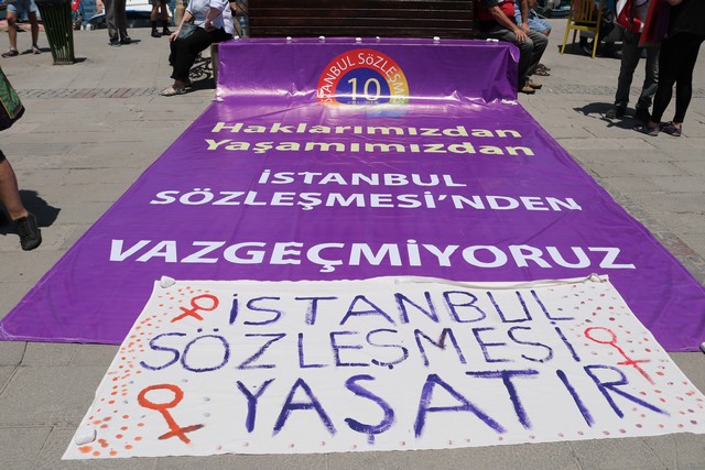 2021/06/1624367430_focali_kadinlar_demokrasi_meydani-ndan_seslendi_Istanbul_sozlesmesi-nden_vazgecmiyoruz_-2.jpg