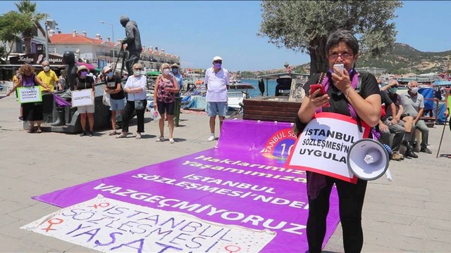 2021/06/1624367431_focali_kadinlar_demokrasi_meydani-ndan_seslendi_Istanbul_sozlesmesi-nden_vazgecmiyoruz_-4.jpg