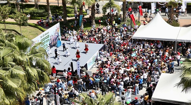 2022/04/1650810477_karsiyaka_belediyesi_tarafindan-_karsiyaka_kaymakamligi_ve_Ilce_milli_egitim_mudurlugu_is_birligi_ile_23_nisan_ulusal_egemenlik_ve_Cocuk_bayrami_-4.jpg