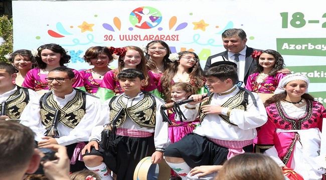 2022/04/1650810477_karsiyaka_belediyesi_tarafindan-_karsiyaka_kaymakamligi_ve_Ilce_milli_egitim_mudurlugu_is_birligi_ile_23_nisan_ulusal_egemenlik_ve_Cocuk_bayrami_-9.jpg