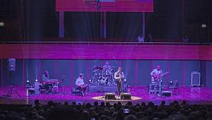 "1 Festival İzmir" muhteşem bir konserle veda etti 