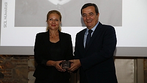 Başkan Batur'dan meslektaşlarına plaket 