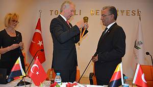 Başkan Uygur'a 'Onur madalyası' 