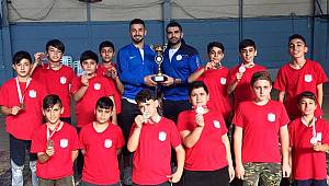 Bayraklılı güreşçiler madalyaları topladı  