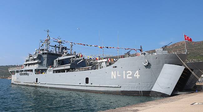 Foça'da askeri gemiler vatandaşların ziyaretine açıldı 