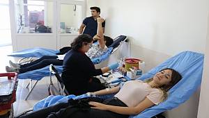 Foça'da Üniversite Öğrencilerinden Kan Bağışı 