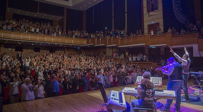 İzmir'de "Stanley Clarke" rüzgârı esti 