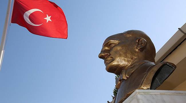 Tahrip edilen Atatürk büstünü Gaziemir Belediyesi yeniledi 