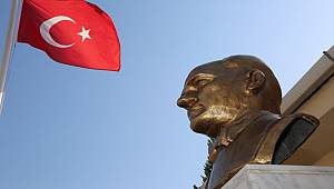 Tahrip edilen Atatürk büstünü Gaziemir Belediyesi yeniledi 