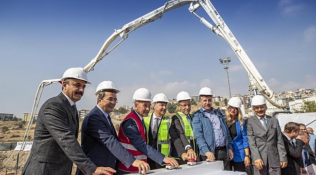 Tunç Soyer bir yüzme havuzunun temelini attı, ikincisinin de sözünü verdi  