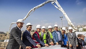 Tunç Soyer bir yüzme havuzunun temelini attı, ikincisinin de sözünü verdi  