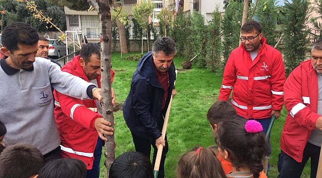 Başkan Sandal, öğrencilerle ağaç dikti 