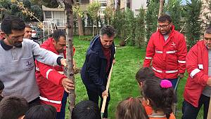 Başkan Sandal, öğrencilerle ağaç dikti 