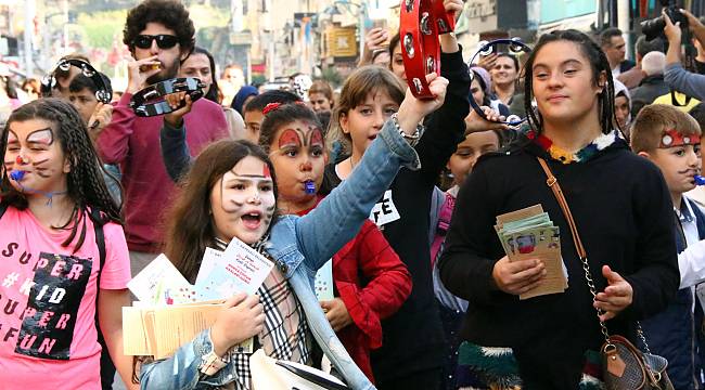  Bayraklılı çocuklar 'hakları' için yürüdü 