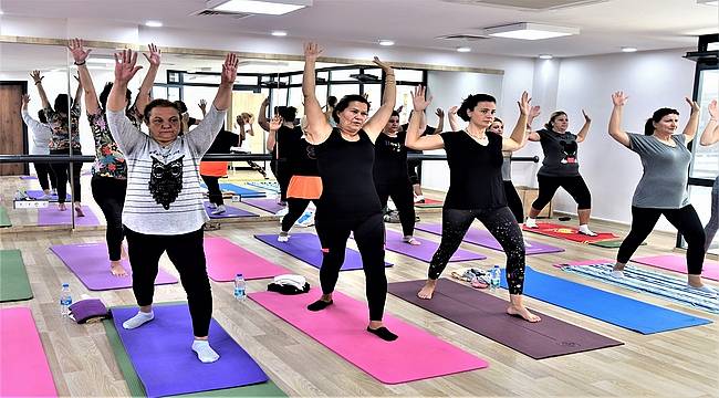 Bornovalı kadınlar "yoga" yaparak stres atıyor  