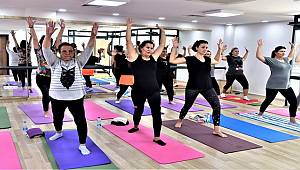 Bornovalı kadınlar "yoga" yaparak stres atıyor  