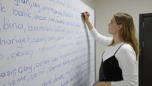Buca'da dil kurslarına yoğun ilgi: Kimisi işi için kimisi aşkı için  