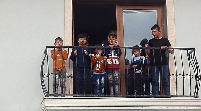 Foça'da 42 Afganlı Kaçak Göçmen Yakalandı 