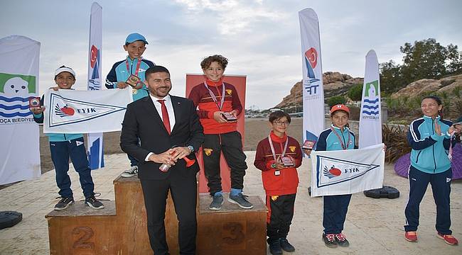 Foça'da Yelkenciler ''Atatürk Kupası'' İçin Yarıştı 
