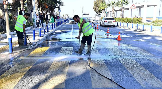 İzmir Büyükşehir Belediyesi'nden trafik çizgileri yenilemede örnek uygulama 