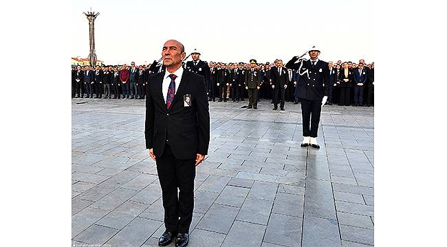 İzmir'de dokuzu beş geçe hayat durdu 