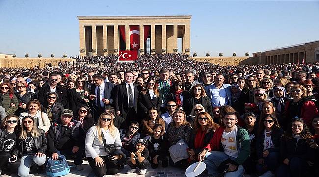 Karşıyakalılar Ata'sına koştu! 