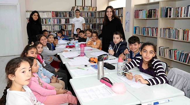 Liseli öğrenciler Bayraklı'da matematik öğretiyor 