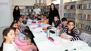 Liseli öğrenciler Bayraklı'da matematik öğretiyor 