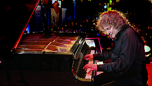 Piyanist Tuluyhan Uğurlu'dan İzmir'de fantastik bir konser 