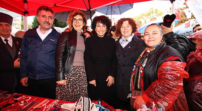 Bayraklı'da kadınlardan "Yeni yıl" pazarı 