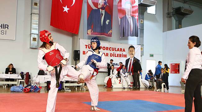 Bayraklıda tekvando şöleni  