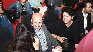 Foça'da çekilen 'Mucize 2:Aşk' filminin  İzmir galasına oyuncu akını 