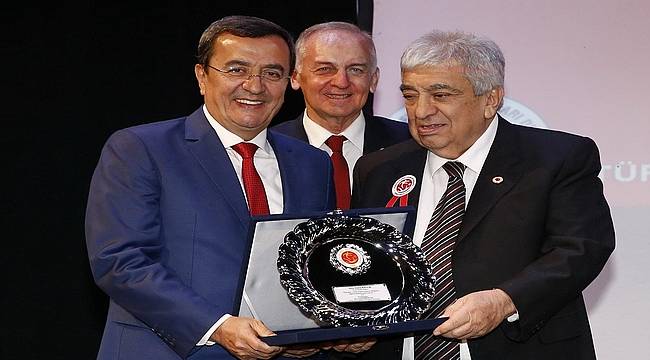 TÜRFAD, futbola emek verenleri yaşarken ödüllendirdi 