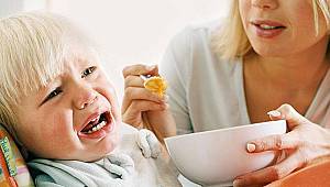 Anne babalar dikkat! Israrla yemek yedirmeye çalışmayın! 