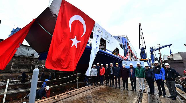 İzmir'in yeni arabalı feribotu suya indirildi 