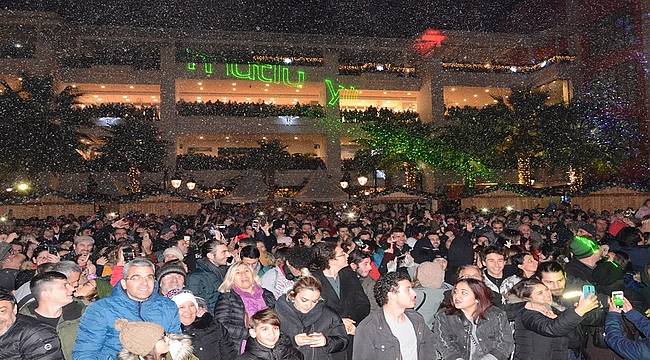 İzmirliler MaviBahçe'de Yeni Yıla Kar Yağışı ile 'Merhaba' dedi  