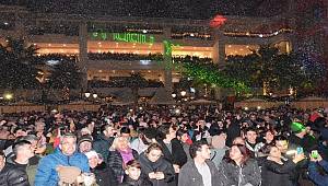 İzmirliler MaviBahçe'de Yeni Yıla Kar Yağışı ile 'Merhaba' dedi  