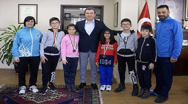  Taekwondo sporcuları Başkan Koştu ile sevinç paylaştı  