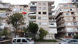 Bayraklı'da yan yatan binanın tahliyesine başlandı
