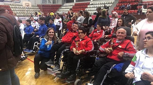 Foça Belediyespor sporcuları Engelsizmir Boccia turnuvasında başarılar kazandı 