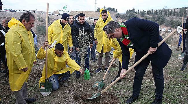 Karşıyaka'da 15 bin 500 fidan toprağa kavuştu 