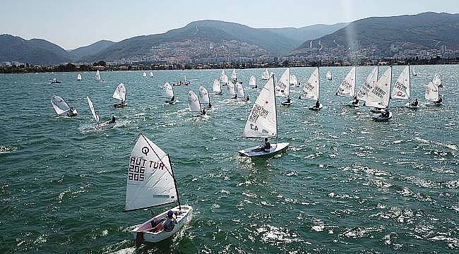 Narlıdere'nin kızlarına ücretsiz yelken eğitimi! 