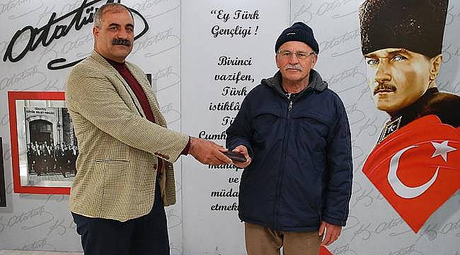Belediye işçisi bulduğu cüzdanı sahibine teslim etti